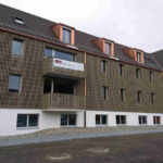 Auch die Fassade wurde mit Holz gestaltet