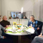 Vorne links der Gemüsebauer Tumurtudug, vorne rechts seine Schwester Ganaa.