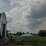 Mit Schlauchregner, Giesswagen, Kreisregnern und - wenns anders nicht mehr geht - mit dem Druckfass versuchen wir, unseren Kulturen das dringend notwendige Nass zu bringen.